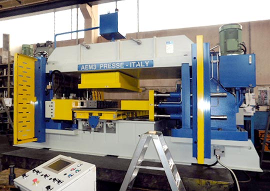 Pressa orizzontale potenza 600tonn per dissipatori di calore - AEM3