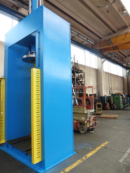 Pressa orizzontale potenza 600tonn per dissipatori di calore - AEM3